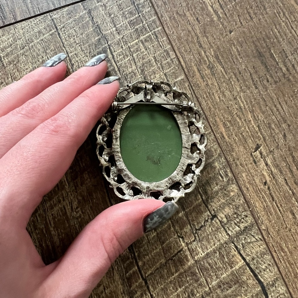 Vintage Green Cameo Brooch - Picture 2 of 2